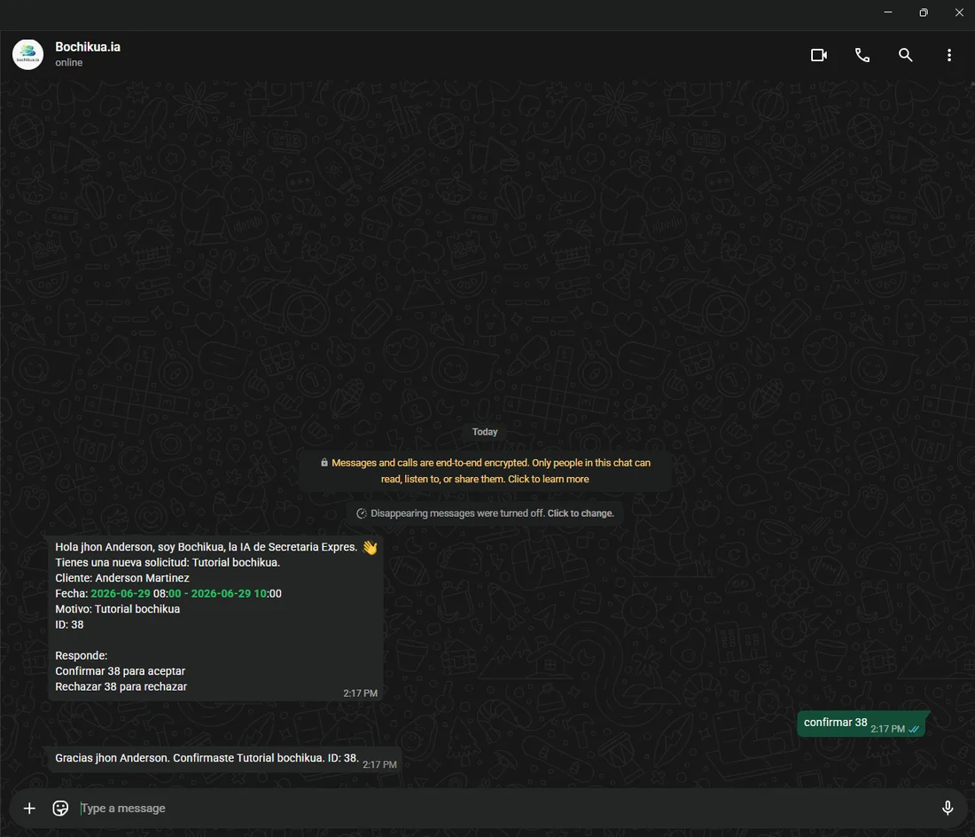 Conversación de WhatsApp donde Bochikua notifica una reserva y la secretaria la confirma respondiendo un comando