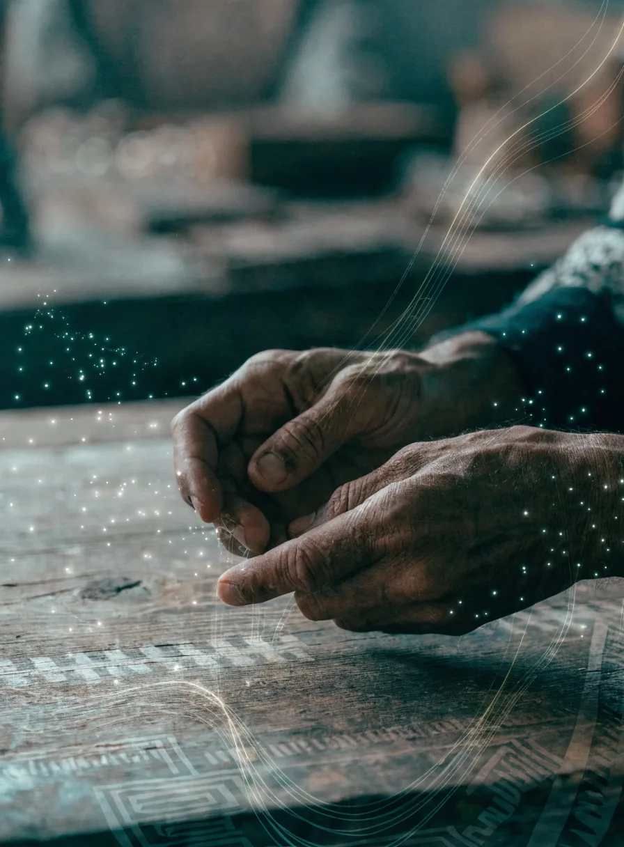 Manos artesanas sobre una mesa con patrones muiscas entrelazados con partículas de datos